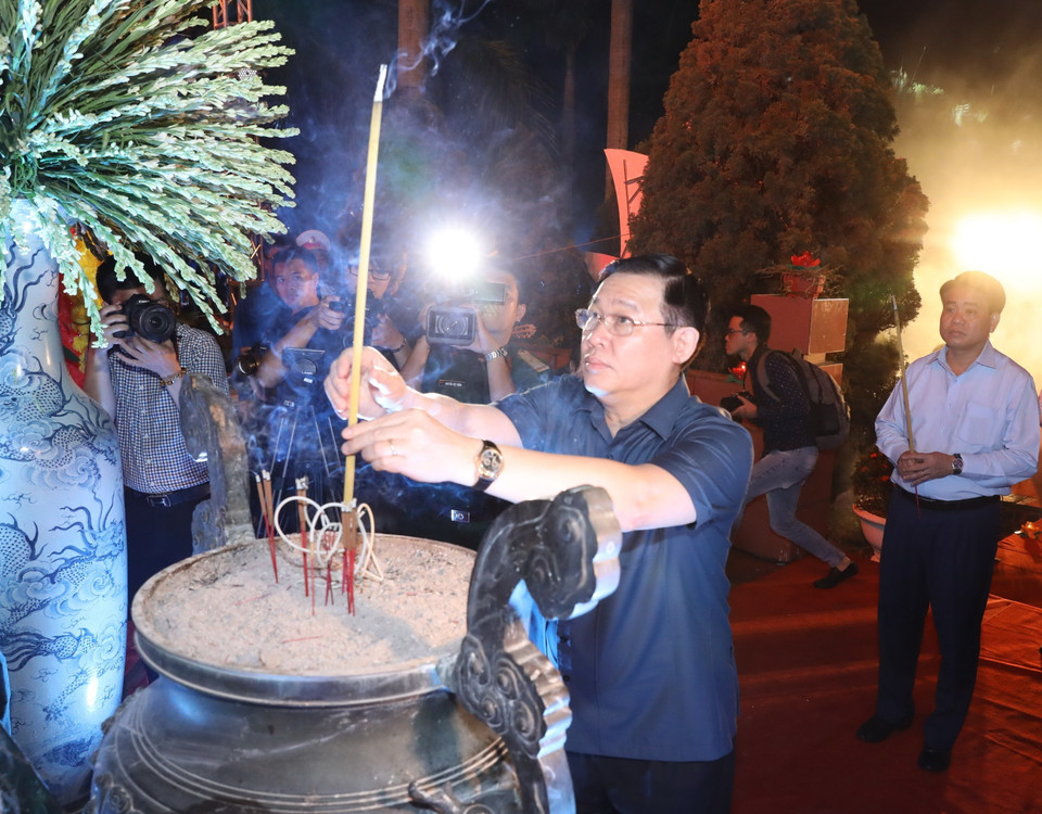 Bí thư Thành ủy Hà Nội Vương Đình Huệ dâng hương tri ân các anh hùng liệt sỹ. (Ảnh: Văn Điệp/TTXVN)