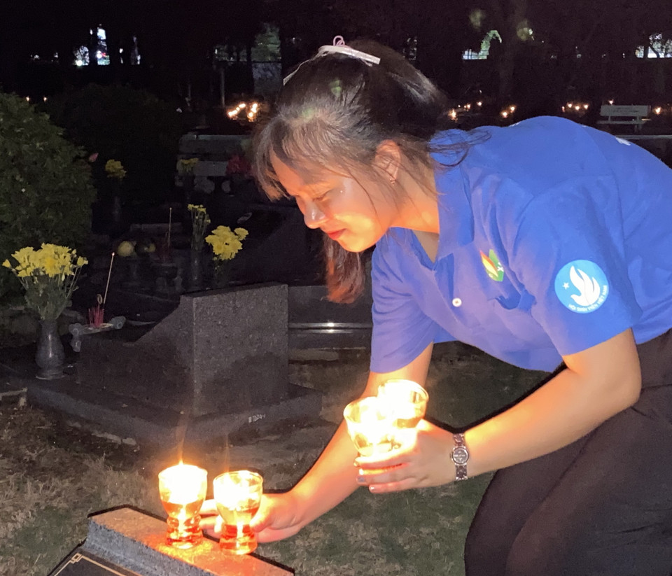 Đoàn viên thanh niên Thành phố Hồ Chí Minh thắp nến tri ân các anh hùng, liệt sỹ. (Ảnh: Hồng Giang/TTXVN)