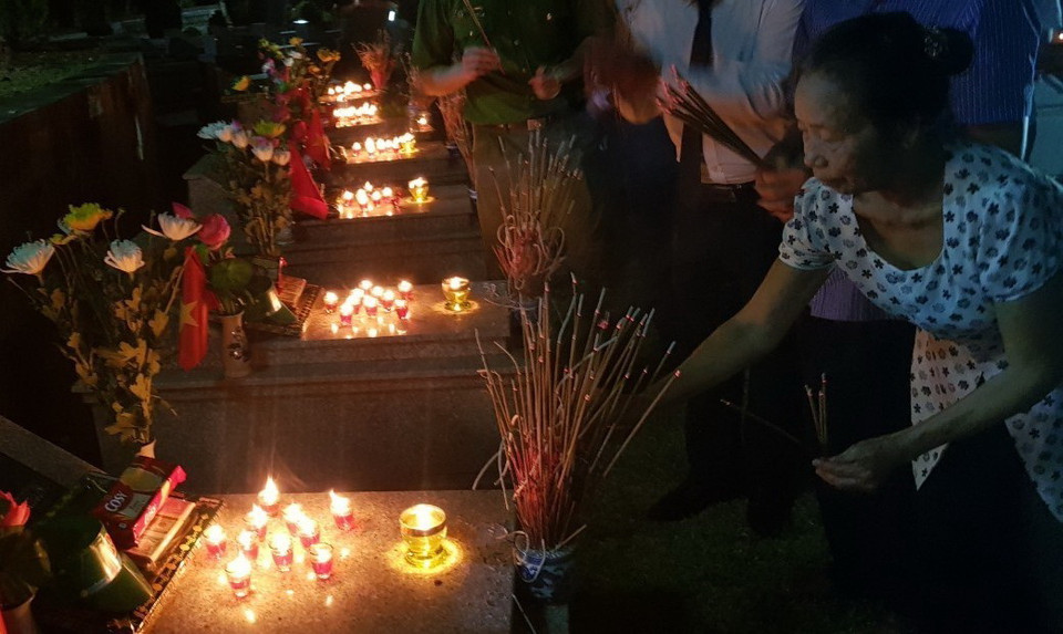 Những ngọn nến đã được thắp lên trong đêm 26/7 tại Nghĩa trang Liệt sỹ thị xã Hồng Lĩnh, Hà Tĩnh để tri ân các anh hùng, liệt sỹ. (Ảnh: Phạm Thị Huế/TTXVN)