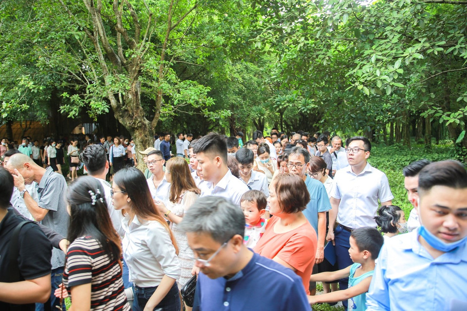 Chị Linh, một cư dân tại Ecopark xếp hàng 4 tiếng mới được vào xem nhà mẫu, cho biết: 'Tôi mua thêm một căn hộ Sky Oasis để đón ba mẹ đang ở phố Cổ về đây sống cùng. Từ ngày về Ecopark, nhịp sống của gia đình tôi thay đổi hẳn, chồng tôi bất ngờ vì tôi không còn ngủ nướng, sáng nào cũng dậy sớm cùng chồng con chạy bộ ven hồ.'