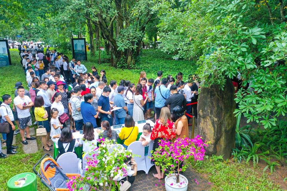 Khảo sát thực tế, 7h30 sáng, mặc dù trời còn mưa nhưng hơn 400 khách đã có mặt, xếp hàng check-in tại khu vực đăng ký tham quan nhà mẫu trong công viên Mùa Xuân.