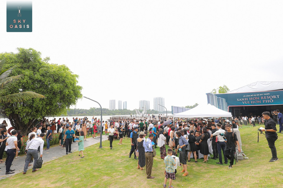Trước sự kiện khai trương nhà mẫu, Sky Oasis cũng tạo ra 'cơn bão' cho thị trường bất động sản Hà Nội khi hàng nghìn nhà đầu tư kiên nhẫn chờ đợi hàng tiếng đồng hồ bên công viên Hồ Thiên Nga để vào sự kiện công bố dự án.