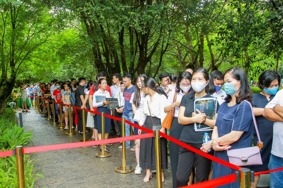 Có những khách phải xếp hàng từ sáng tới chiều mới tới lượt xem nhà mẫu. Theo đánh giá của tổng giám đốc một sàn bất động sản Hà Nội, đã 5 năm rồi, Hà Nội mới có một dự án bất động sản thu hút khách hàng đông đảo như Sky Oasis của Ecopark.