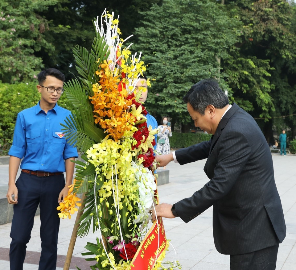 Đoàn đại biểu Thành ủy, HĐND, UBND, Ủy ban Mặt trận Tổ quốc Việt Nam thành phố Hà Nội do ông Nguyễn Văn Phong, Phó Bí thư Thành ủy làm trưởng đoàn, đến dâng hoa tại Tượng đài V.I.Lenin (quận Ba Đình) để tưởng nhớ V.I.Lenin, vị lãnh tụ vĩ đại, người sáng lập Nhà nước Xô Viết. (Ảnh: Văn Điệp/TTXVN) 
