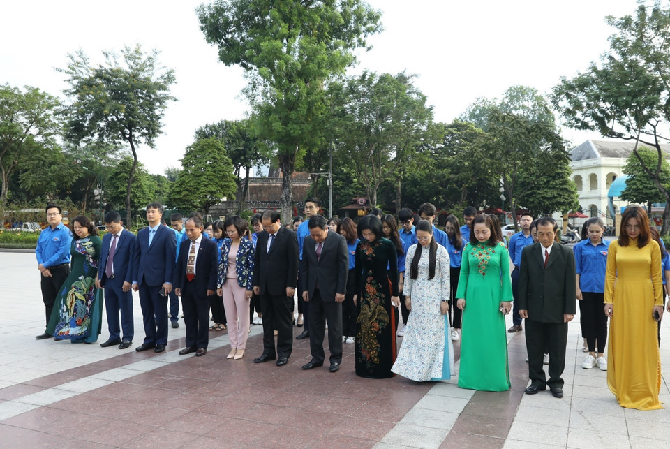 Nhân kỷ niệm 103 năm Cách mạng Tháng Mười Nga (7/11/1917-7/11/2020), sáng 7/11, Đoàn đại biểu Thành ủy, HĐND, UBND, Ủy ban Mặt trận Tổ quốc Việt Nam thành phố Hà Nội do ông Nguyễn Văn Phong, Phó Bí thư Thành ủy làm trưởng đoàn, đến dâng hoa tại Tượng đài V.I.Lenin (quận Ba Đình) để tưởng nhớ V.I.Lenin, vị lãnh tụ vĩ đại, người sáng lập Nhà nước Xô Viết. (Ảnh: Văn Điệp/TTXVN)