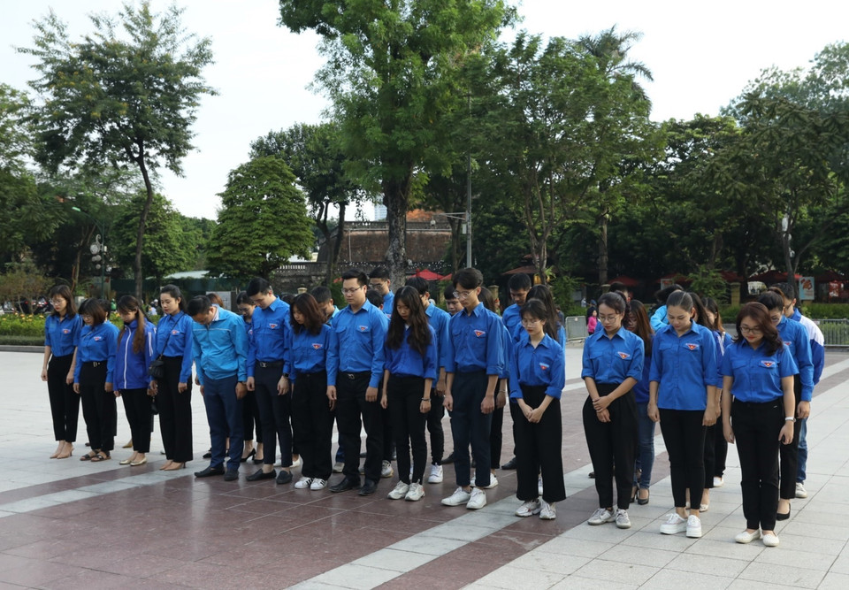 Đoàn viên, thanh niên Thủ đô tưởng niệm lãnh tụ vĩ đại V.I. Lenin. (Ảnh: Văn Điệp/TTXVN)