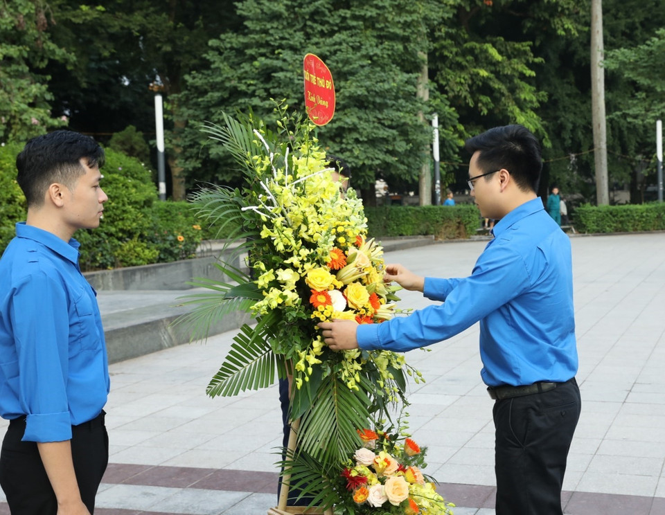 Đoàn đại biểu Đoàn Thanh niên Cộng sản Hồ Chí Minh TP Hà Nội do Phó Bí thư Thành đoàn Trần Quang Hưng làm trưởng đoàn, đến dâng hoa tại Tượng đài V.I.Lenin (quận Ba Đình) để tưởng nhớ V.I.Lenin, vị lãnh tụ vĩ đại, người sáng lập Nhà nước Xô Viết. (Ảnh: Văn Điệp/TTXVN)