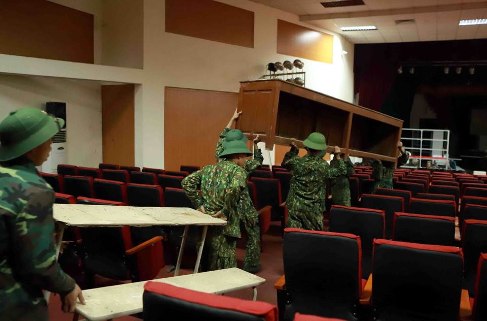 Lực lượng bộ đội kê dọn đồ đạc, chuẩn bị phòng cho bệnh viện dã chiến. (Ảnh: Hoàng Hùng/TTXVN)
