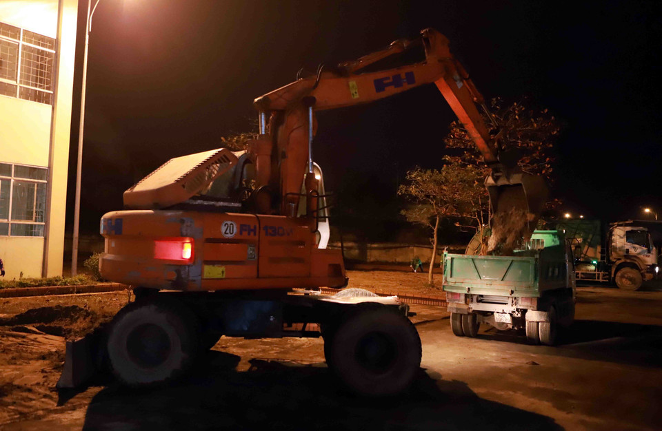 Xe cơ giới dọn vệ sinh tại khu vực Trường Văn hóa Nghệ thuật Vĩnh Phúc - địa điểm được chọn làm bệnh viện dã chiến. (Ảnh: Hoàng Hùng/TTXVN)