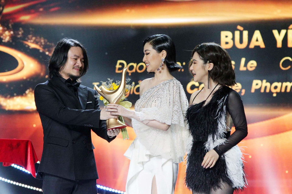 Tối 16/4, Lễ trao Giải thưởng Âm nhạc Cống hiến lần thứ 14-năm 2019, do báo Thể thao &amp; Văn hóa-Thông tấn xã Việt Nam tổ chức, đã diễn ra tại Thành phố Hồ Chí Minh. Trong ảnh: Ca sỹ Bích Phương với tác phẩm 'Bùa yêu' đoạt giải MV của năm. (Ảnh: Thanh Vũ/TTXVN)