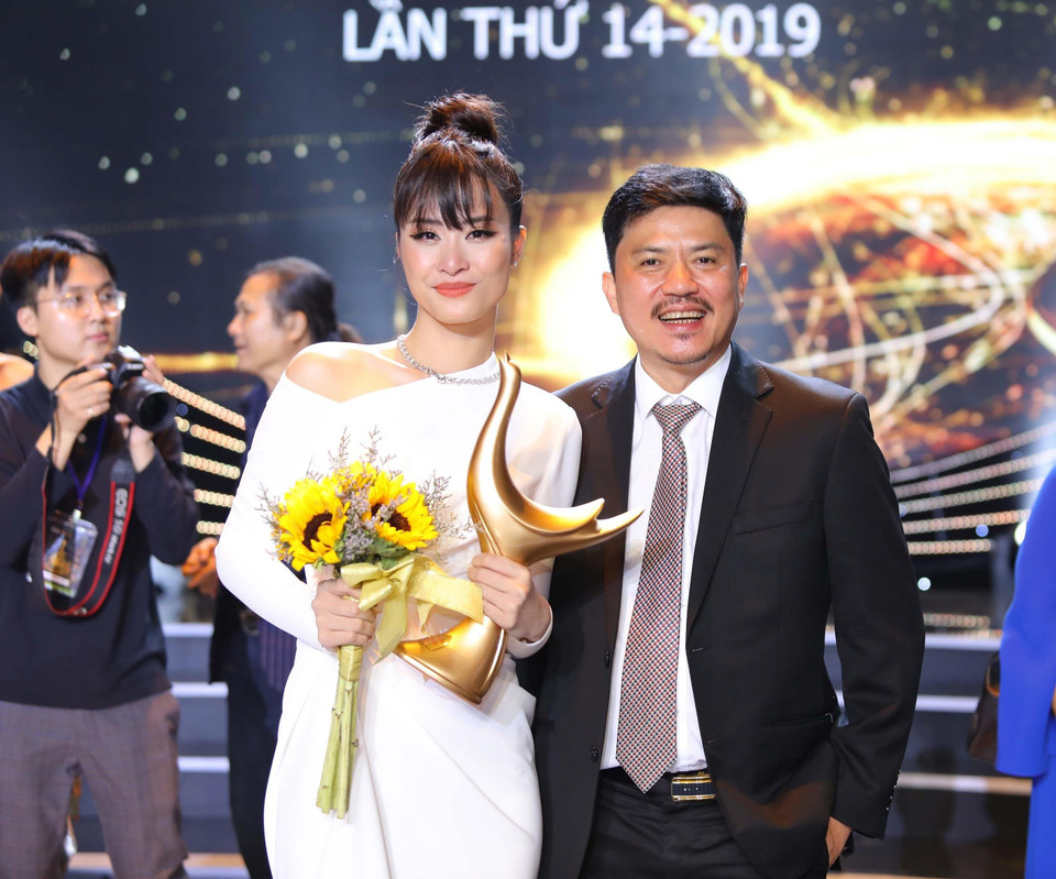 Ông Lê Xuân Thành, Tổng biên tập Báo Thể thao &amp; Văn hóa-Thông tấn xã Việt Nam với ca sỹ Đông Nhi, người đoạt giải thưởng Ca sỹ của năm. (Ảnh: Thanh Vũ/TTXVN)