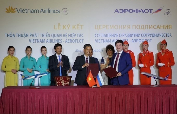 Tổng Công ty Hàng không Việt Nam (Vietnam Airlines) và Hãng hàng không quốc gia Nga (Aeroflot) ký Thỏa thuận phát triển quan hệ hợp tác. (Ảnh: TTXVN)