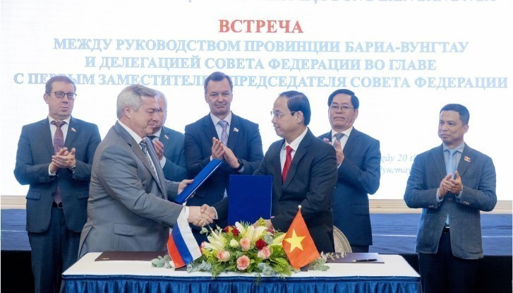 Lãnh đạo tỉnh Bà Rịa-Vũng Tàu làm việc với Phó Chủ tịch thứ nhất Hội đồng Liên bang Nga, Đại diện cơ quan chấp hành chính quyền tỉnh Rostov Iatskin Andrei Vladimirovich để trao đổi, tìm cơ hội hợp tác đầu tư, tăng cường mối quan hệ giữa tỉnh Rostov và Bà Rịa-Vũng Tàu (Vũng Tàu, 20/2/2023). (Ảnh: Đoàn Mạnh Dương/TTXVN)