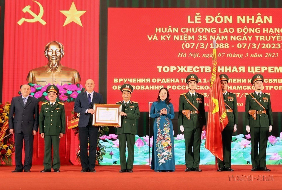 Phó Chủ tịch nước Võ Thị Ánh Xuân trao Huân chương Lao động hạng Nhất cho Trung tâm Nhiệt đới Việt - Nga tại Lễ kỷ niệm 35 năm Ngày truyền thống Trung tâm (7/3/1998-7/3/2023). (Ảnh: Trọng Đức/TTXVN)