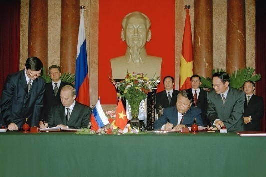 Chủ tịch nước Trần Đức Lương và Tổng thống Vladimir Putin ký Tuyên bố chung về Quan hệ Đối tác Chiến lược giữa Việt Nam và Liên bang Nga (Hà Nội, 1/3/2001). (Ảnh: Nguyễn Khang/TTXVN)