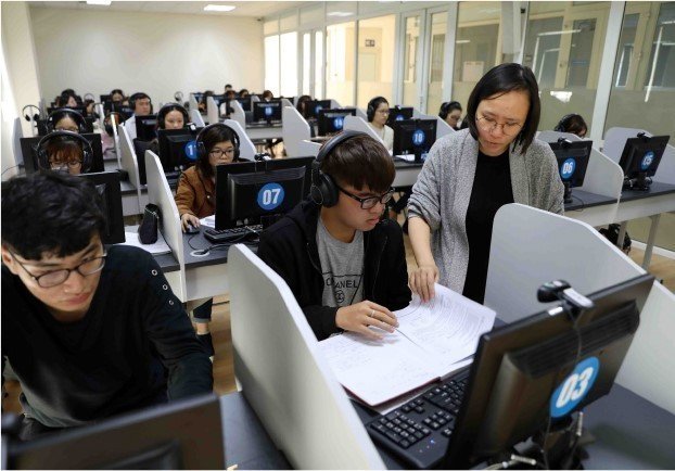 Khoa tiếng Nga-Trường Đại học Hà Nội được thành lập năm 1959, đào tạo cử nhân ngoại ngữ ngành tiếng Nga, bồi dưỡng tiếng Nga cho lưu học sinh, nghiên cứu sinh, thực tập sinh đi học tập, nghiên cứu ở Liên Xô (nay là Liên bang Nga) và cán bộ quản lý và khoa học kỹ thuật thuộc các ngành kinh tế quốc dân. (Ảnh: Thanh Tùng/TTXVN)