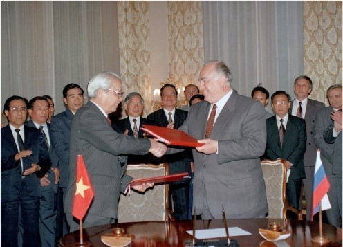 Thủ tướng Võ Văn Kiệt và Thủ tướng Viktor Chernomyrdin ký Hiệp ước về những nguyên tắc cơ bản của quan hệ hữu nghị giữa Việt Nam và Liên bang Nga (Moskva, 16/6/1994). (Ảnh: Minh Đạo/TTXVN)