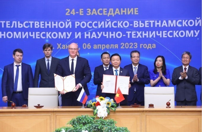 Phó Thủ tướng Trần Hồng Hà và Phó Thủ tướng Nga Dmitry Chernyshenko ký Biên bản Khóa họp lần thứ 24 Ủy ban liên Chính phủ Việt Nam-Liên bang Nga (Hà Nội, 6/4/2023). (Ảnh: Văn Điệp/TTXVN)