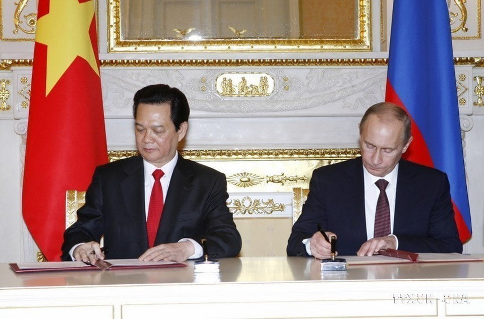 Thủ tướng Nguyễn Tấn Dũng và Thủ tướng Nga Vladimir Putin ký Bản ghi nhớ về kết quả hội đàm (Moskva, 2009). (Ảnh: Đức Tám/TTXVN)
