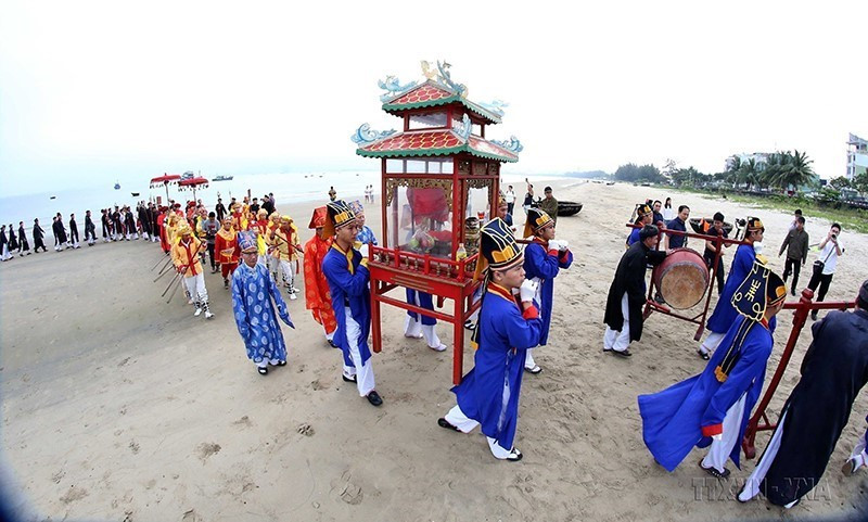 Nghi lễ rước nghinh thần trước biển tại Lễ hội Cầu ngư truyền thống quận Thanh Khê (Đà Nẵng). (Ảnh: Trần Lê Lâm/TTXVN)