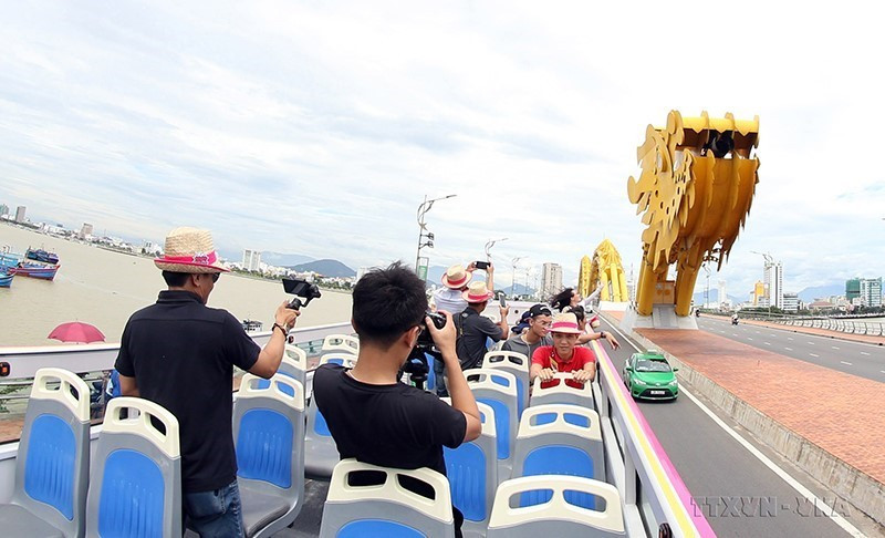 Xe buýt hai tầng Coco City Tour đưa du khách tham quan các điểm du lịch nổi tiếng tại Đà Nẵng. (Ảnh: Trần Lê Lâm/TTXVN)
