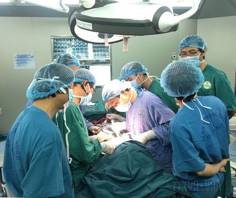 Ca phẫu thuật ung thư tuyến giáp cho bệnh nhân tại Bệnh viện Đà Nẵng. (Ảnh: Đinh Văn Nhiều/TTXVN)