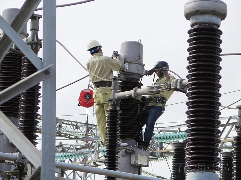 Lắp đặt, nâng cấp trạm biến áp 220KV Ngũ Hành Sơn (Đà Nẵng) phục vụ Hội nghị cấp cao APEC 2017. (Ảnh: Văn Sơn/TTXVN)