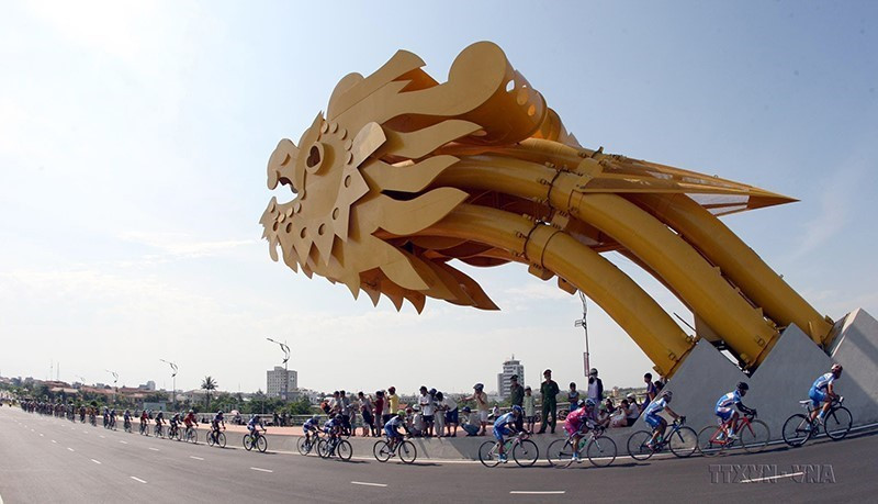 Các vận động viên dự Cuộc đua xe đạp toàn quốc tranh Cúp Truyền hình Thành phố Hồ Chí Minh lần thứ 25 trong chặng thi đấu vòng thành phố Đà Nẵng. (Ảnh: Quang Nhựt/TTXVN)