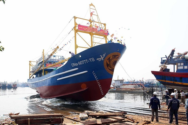 Hạ thủy tàu cá vỏ thép phục vụ đánh bắt xa bờ dài ngày, tại Âu thuyền Thọ Quang (Đà Nẵng). (Ảnh: Trần Lê Lâm/TTXVN)