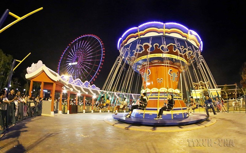 Du khách tham gia các trò chơi cảm giác mạnh tại Công viên Châu Á (Đà Nẵng) trong dịp Tết Nguyên đán. (Ảnh: Trần Lê Lâm/TTXVN)