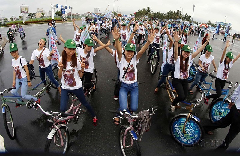 Diễu hành tuyên truyền bảo vệ môi trường biển tại Công viên Biển Đông (Đà Nẵng). (Ảnh: Trần Lê Lâm/TTXVN)