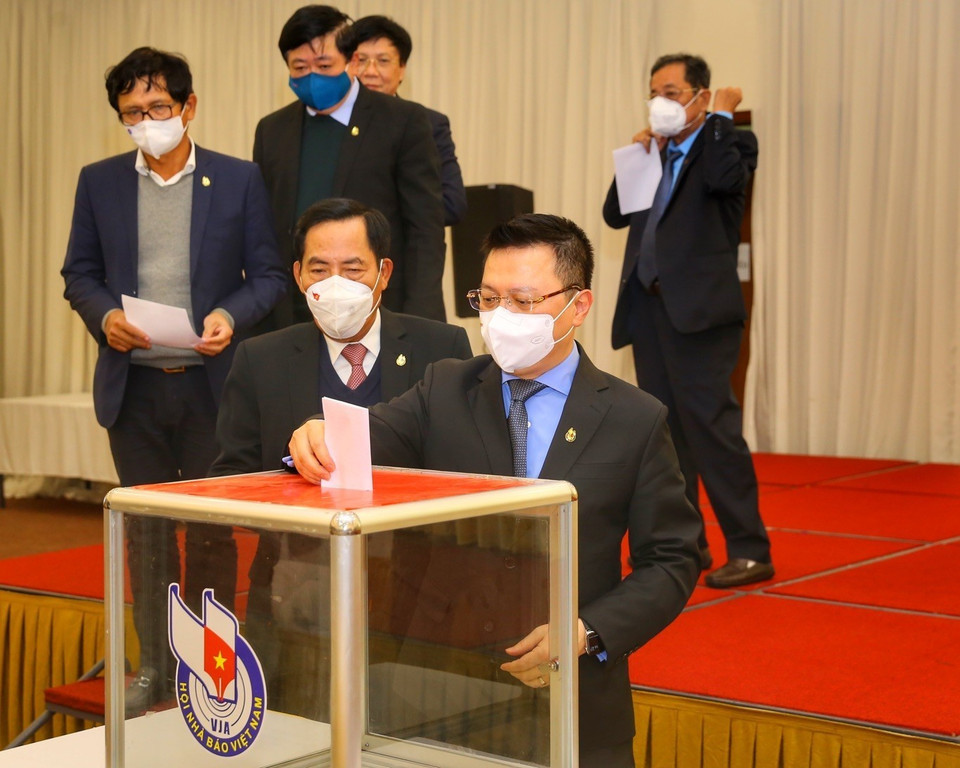 Đại biểu bỏ phiếu bầu Ban Chấp hành khóa XI, nhiệm kỳ 2020-2025. (Ảnh: Tuấn Đức/TTXVN)