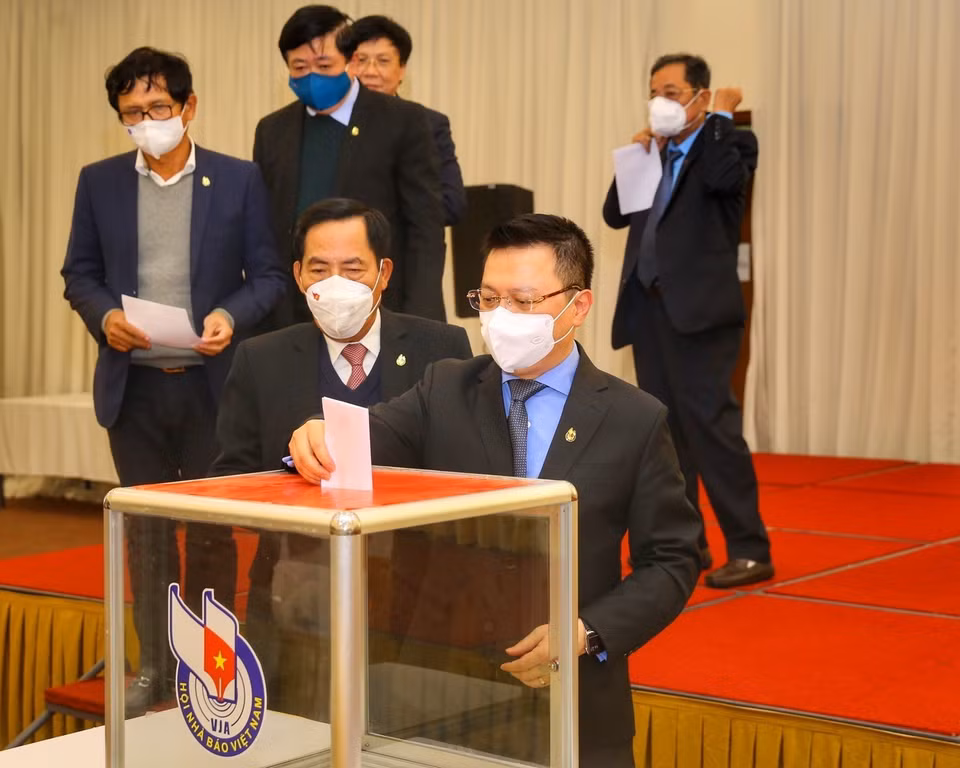 Đại biểu bỏ phiếu bầu Ban Chấp hành khóa XI, nhiệm kỳ 2020-2025. (Ảnh: Tuấn Đức/TTXVN)