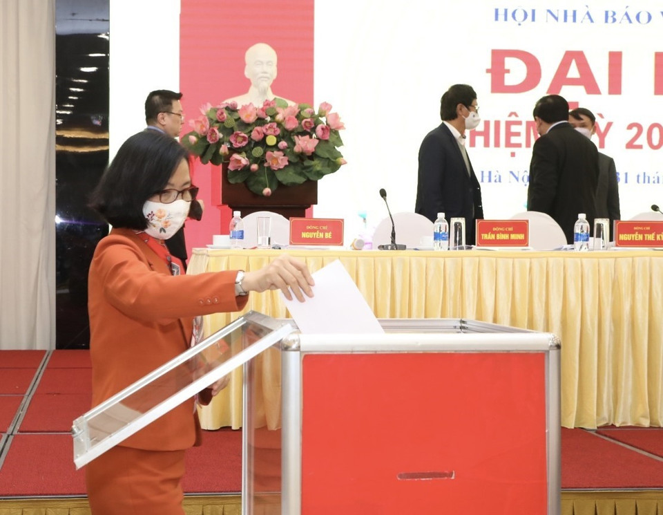 Đại biểu bỏ phiếu bầu Ban chấp hành khóa XI, nhiệm kỳ 2020-2025. (Ảnh: Minh Quyết/TTXVN)