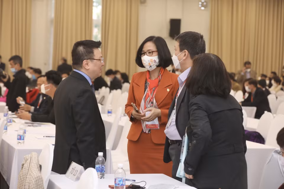 Đại biểu trao đổi bên lề Đại hội. (Ảnh: Minh Quyết/TTXVN)