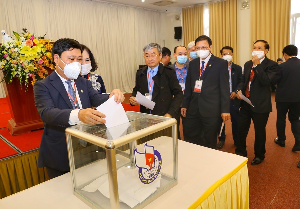 Đại biểu bỏ phiếu bầu Ban Chấp hành khóa XI, nhiệm kỳ 2020-2025. (Ảnh: Tuấn Đức/TTXVN)