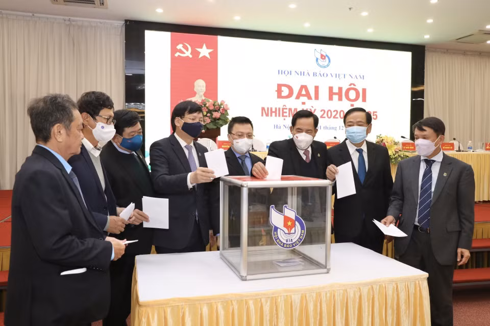 Đại biểu bỏ phiếu bầu Ban chấp hành khóa mới nhiệm kỳ 2020-2025. (Ảnh: Minh Quyết/TTXVN)