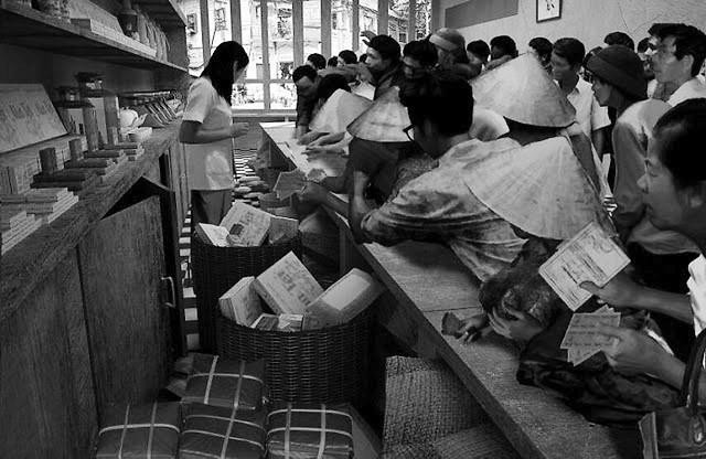 Cửa hàng mậu dich quốc doanh những năm đầu 1980. (Ảnh: Tư liệu TTXVN)