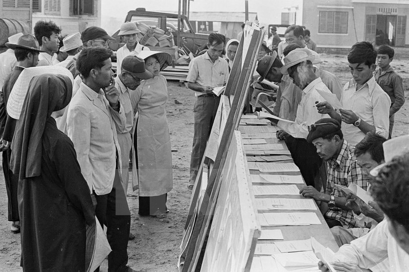 Cử tri huyện Ninh Sơn, tỉnh Thuận Hải (nay thuộc tỉnh Ninh Thuận) đi bỏ phiếu bầu Quốc hội thống nhất năm 1976. (Ảnh: TTXVN)