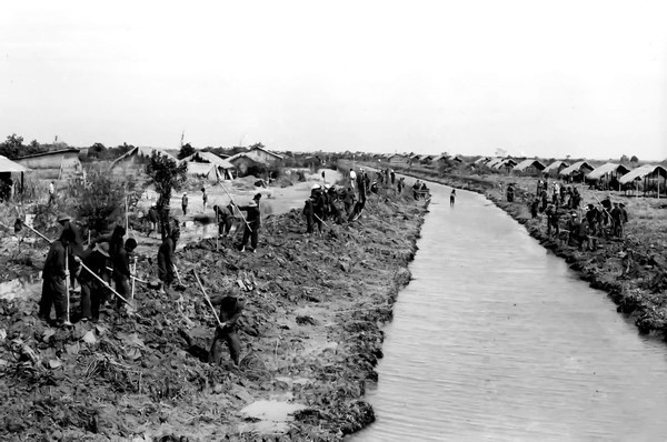 Lực lượng Thanh niên xung phong Thành phố Hồ Chí Minh làm thủy lợi tại Khu kinh tế mới Lê Minh Xuân nhằm khôi phục mảng xanh trên mảnh đất 'vành đai trắng'. (Ảnh: Tư liệu/TTXVN phát)