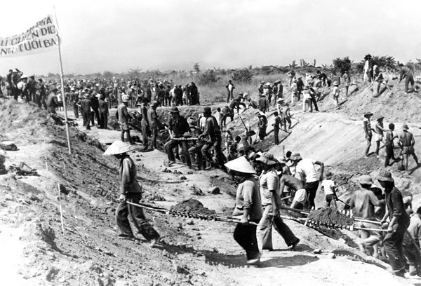 Thanh niên xung phong Thành phố Hồ Chí Minh trên công trình thủy lợi kênh tưới Ba Gia (năm 1976). (Ảnh: Tư liệu/TTXVN phát)