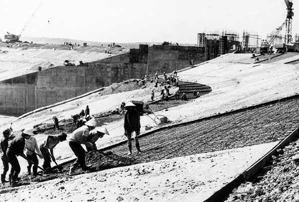 Thanh niên xung phong Thành phố Hồ Chí Minh tham gia xây dựng công trình thủy lợi Trị An, tỉnh Đồng Nai. (Ảnh: Tư liệu/TTXVN)