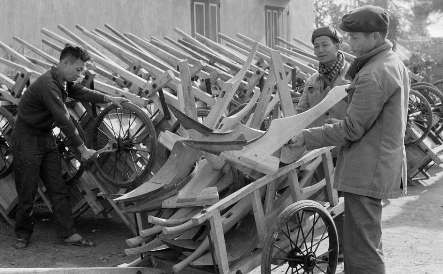 Cửa hàng nông cụ điện máy huyện Hưng Hà, tỉnh Thái Bình chuyển hàng xuống các hợp tác xã nông nghiệp (quý 1/1977). (Ảnh: Xuân Cầu/TTXVN)