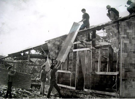 Thanh niên xung phong Hà Nội tham gia xây dựng cơ sở hạ tầng để đón dân trên vùng kinh tế mới Lâm Đồng (năm 1976). (Ảnh: Tư liệu/TTXVN phát)