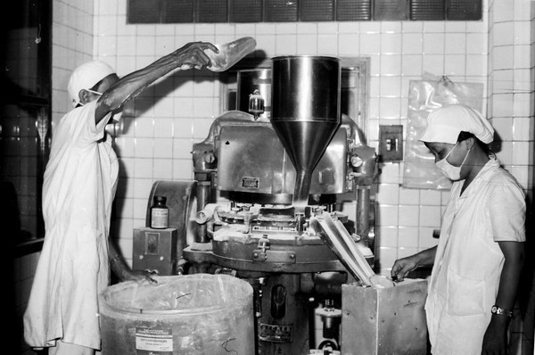 Xí nghiệp Dược phẩm 2/9 - mô hình áp dụng chế độ lương khoán sản phẩm, tự tìm tòi tháo gỡ những khó khăn về vật tư, nguyên liệu, tiêu thụ sản phẩm và làm ăn có lãi. (Ảnh: Tư liệu TTXVN)