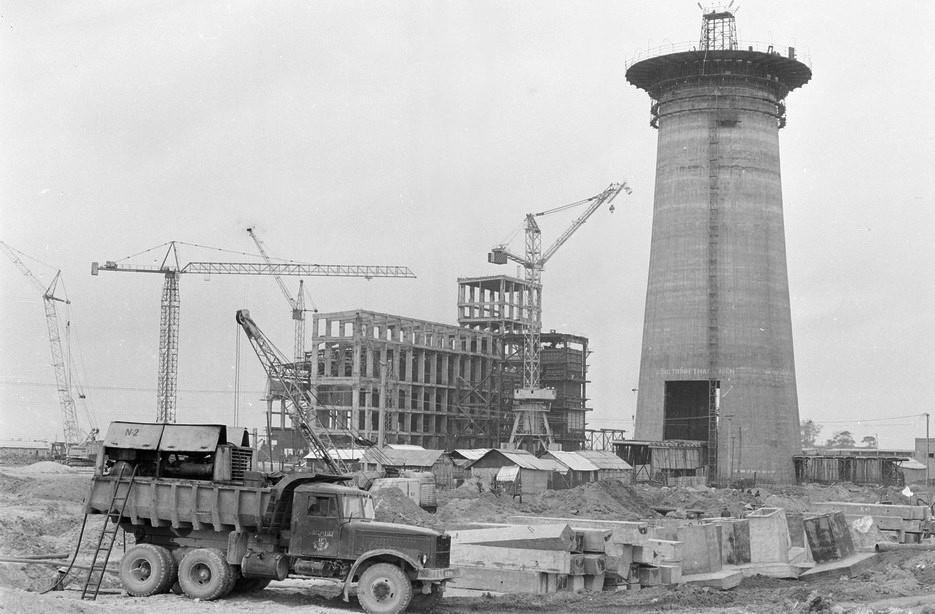 Xí nghiệp 904 xây dựng ống khói nhà máy nhiệt điện Phả Lại có đường kính đáy 26m (1982). (Ảnh: Cao Phong/TTXVN)