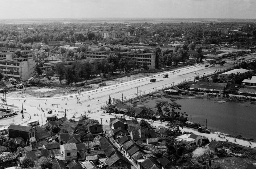 Một đoạn đường Giải Phóng (Hà Nội) vừa hoàn thành năm 1985. (Ảnh: Cao Phong/TTXVN)