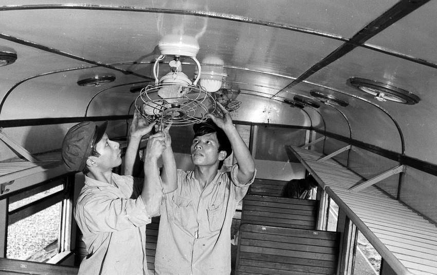 Công nhân Đoạn toa xe Hà Nội hoàn chỉnh toa xe phục vụ đường sắt Thống Nhất (9/1976). (Ảnh: Kim Hùng/TTXVN)