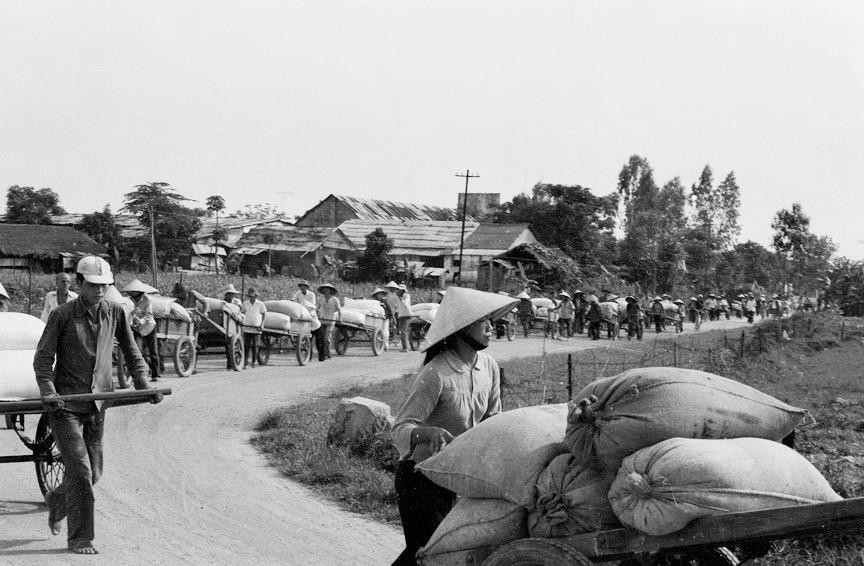 Nông dân huyện Hương Điền, tỉnh Bình Trị Thiên thực hiện hợp đồng kinh tế 2 chiều. chuyển thóc lên thành phố Huế nhập kho nhà nước để đổi lấy phân đạm (tháng 6/1978). (Ảnh: Hồng Hóa/TTXVN)