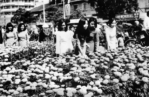 Nhờ sự nỗ lực của Đảng bộ và chính quyền thành phố Hồ Chí Minh, cuộc sống của người dân ngày càng ổn định và khởi sắc. (Ảnh: TTXVN)